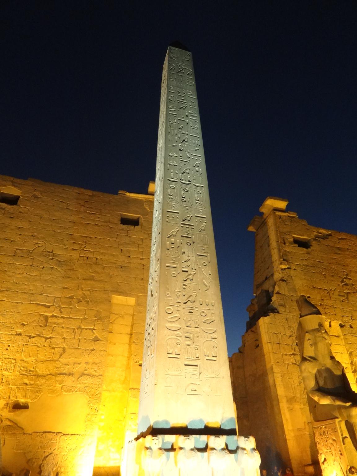Obelisco no templo de Luxor - Acervo pessoal.