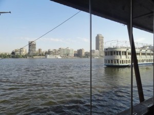 Restaurante as margens do rio Nilo..