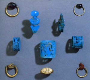 Exemplos de anéis-amuletos para os dedos das mãos. Museu Britânico, Londres. Fonte: ANDREWS, C. Amulets of ancient Egypt. Londres: British Museum Press, 1994, imagem 45.