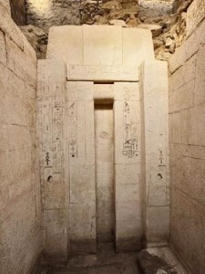 A tumba possui uma altura de quatro metros, sendo que seus muros são de pedra caliça Foto: EFE