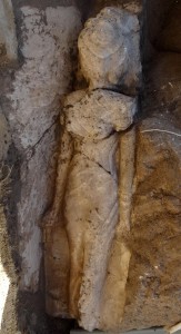 Estátua de 3.500 anos da filha do Faraó Amenhotep III (AFP) - Acessado: http://www.nbcnews.com/science/science-news/archaeologists-find-statue-princess-iset-king-tuts-aunt-n47411