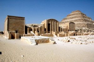 Complexo funerário de Djoser, com a Pirâmide de Degraus ao fundo.