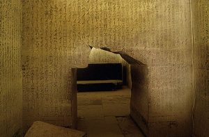 Gravações na pirâmide do faraó Unas, em Sacara, o mais antigo Texto das Pirâmides conhecido.